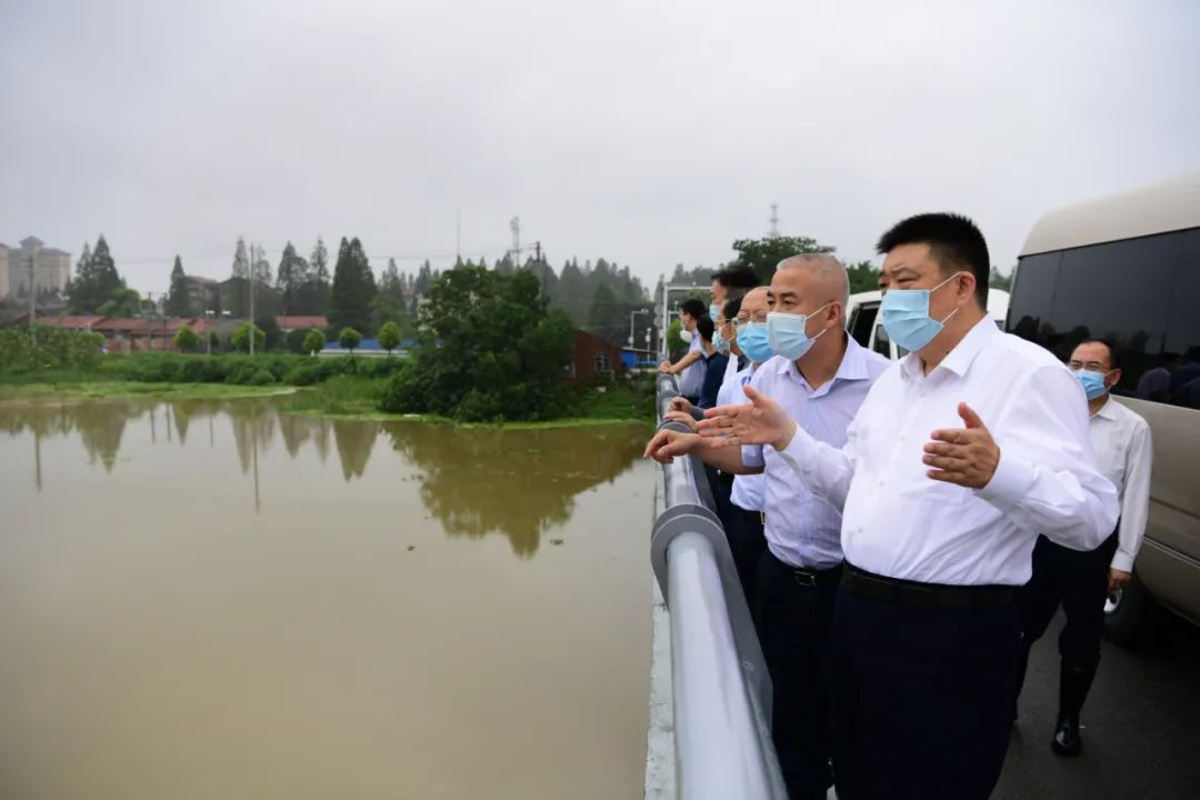 周先旺赴蔡甸区检查防汛工作扎实做好防汛排险和转移安置确保群众生命